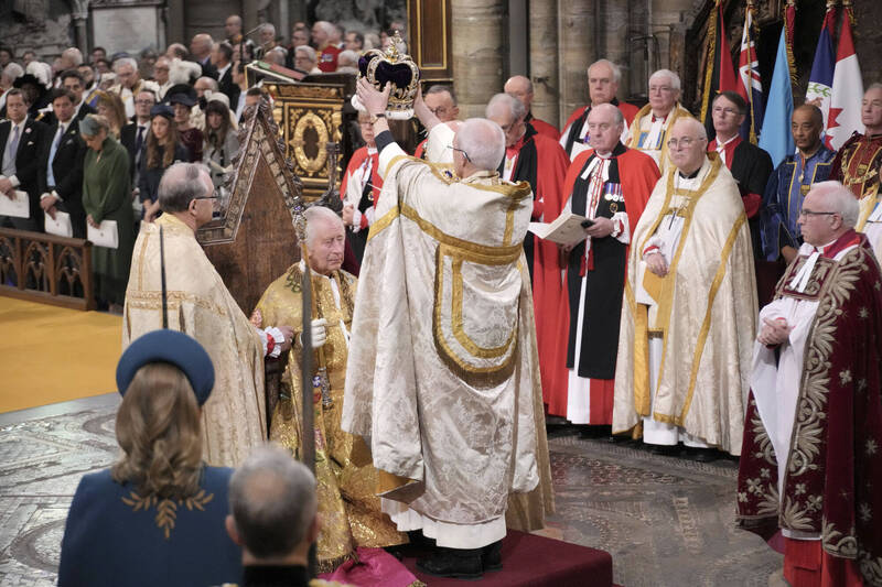 坎特伯里大主教為國王戴上聖愛德華王冠。（美聯社）