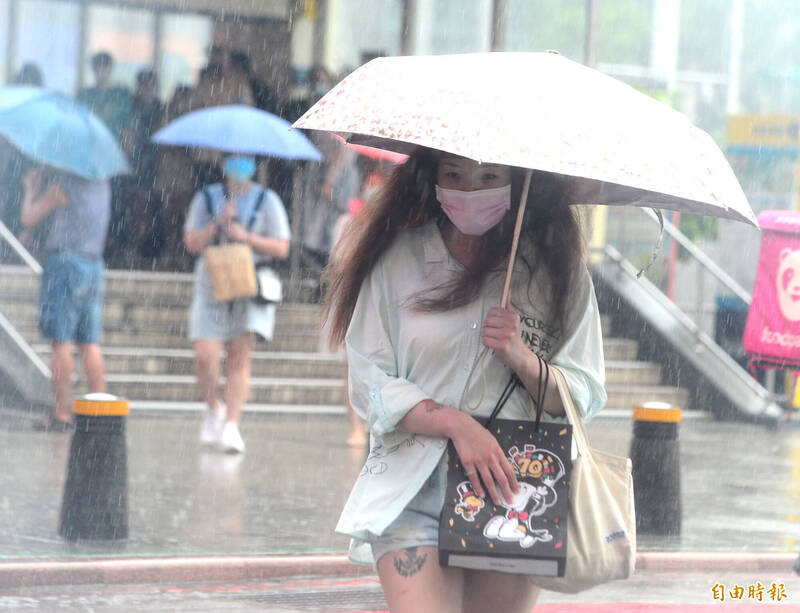 明天中部以北、東北部及金門、馬祖有陣雨或雷雨，並有局部大雨發生的機率，其他地區及澎湖有局部短暫陣雨。（資料照）