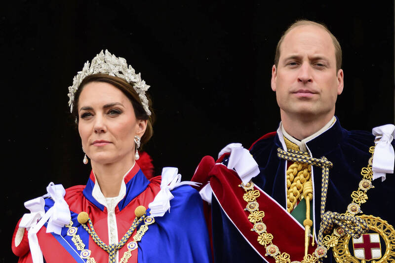 英国王储威廉与妻子凯特王妃今天优雅现身，凯特还配戴了威廉之母黛安娜的珍珠钻石耳环。（美联社）(photo:LTN)