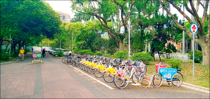 北市議員鍾珮玲質疑北市YouBike調度不佳，台大校園出現「校內滿車、校外無車」的強烈對比畫面。（北市議員鍾佩玲辦公室提供）