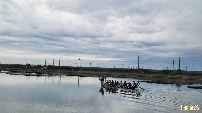 雲嘉南「海陸迷彩」龍舟現身台南鹿耳門溪。（記者王姝琇攝）