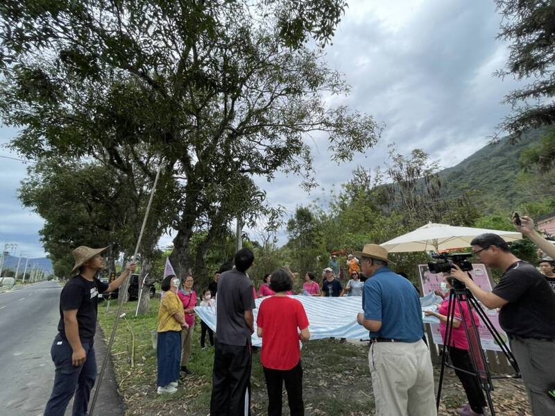 高雄六龜區公所和高市荖濃溪環境藝術促進會今天熱鬧舉辦「青青土芒果－親親台27觀光日」活動，重溫兒時路旁摃檨仔（打芒果）的樂趣。（六龜區公所提供）