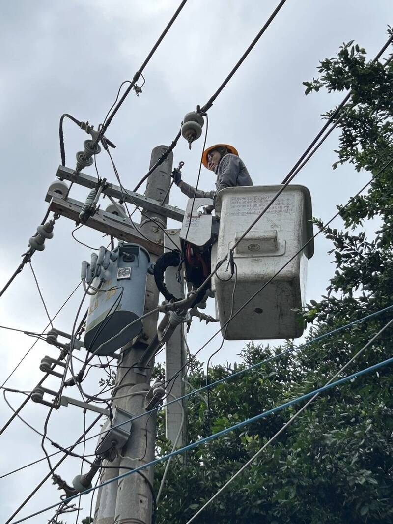 湖內市區今天下午的無預警停電事故，台電研判肇因雷雨造成高壓導線燒損及橫單脫落，強調設備故障響爆聲與變電箱爆炸無關。（台電高雄區處提供）