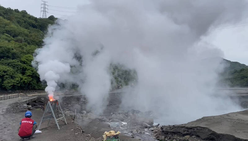 水利署北區水資源局趁著梅雨季首波鋒面報到，今天上午抓緊時機於羅浮地區施放焰劑進行人工增雨作業。（北水局提供）