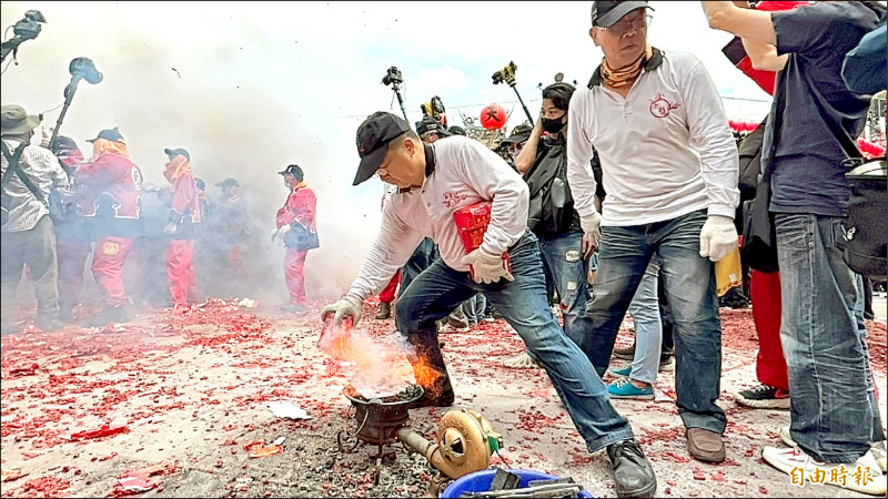 朝天宮迎媽祖重頭戲神轎吃炮（炸轎）及犁炮，令人震撼。（記者黃淑莉攝）