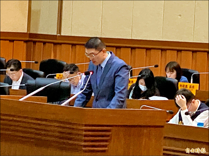 基隆市長謝國樑近日刊登國光客運車廂廣告引發質疑，他昨在議會表示，若議員認為不妥，他虛心接受。
（記者俞肇福攝）