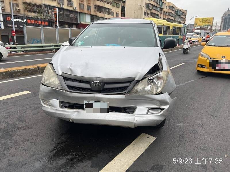 許男酒後開車今在民族陸橋上追撞前方停等紅燈的計程車。 （民眾提供）