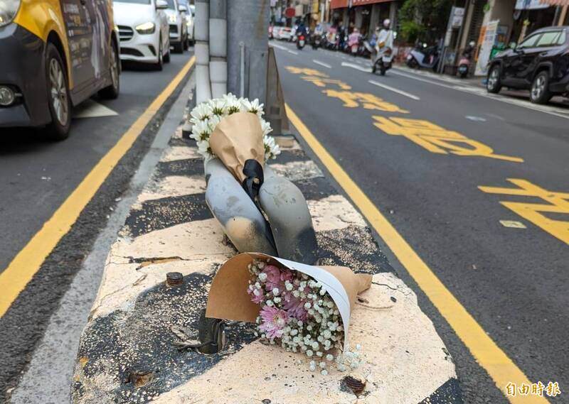 南市北區昨日發生重大車禍，導致1名3歲女童重傷不治，民眾不捨，事發現場獻花哀悼。（記者王姝琇攝）