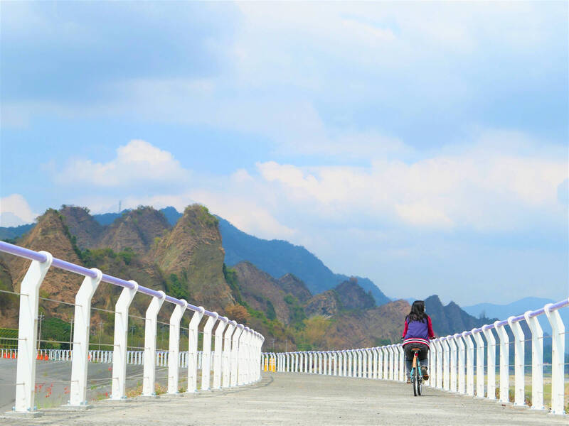 自行車闖關活動悠遊山城。（茂管處提供）