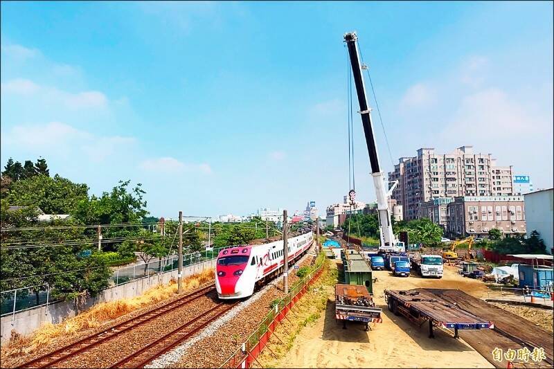 嘉義高架化工程今日發生施工平台車遺留在路線上遭列車撞擊。圖為示意圖，非事故照片。（資料照）