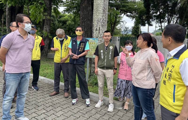 立委蔡培慧（右2）一行人就南投縣竹山鎮紫南宮對外的台3線道路破損問題進行會勘。（圖由蔡培慧服務處提供）