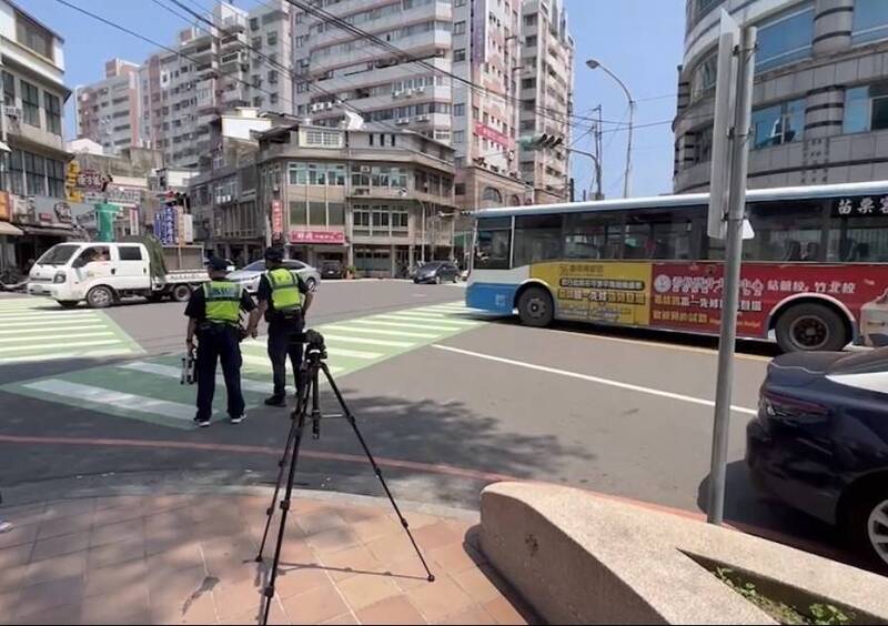 苗栗警方今年1到4月共取締215件汽機車行經路口未禮讓行人的交通違規，將持續執法，以洗刷「行人地獄」惡名。（警方提供）