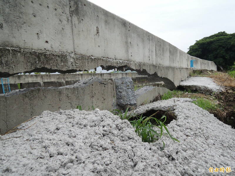 霧峰車籠埤在五福里的堤岸出現數十公尺破洞，民眾憂心成為防汛破口，希望市府趕緊修復。（記者陳建志攝）