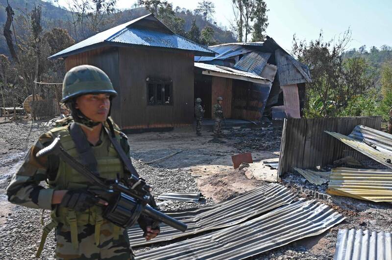 印度東北部曼尼普爾邦上週爆發衝突，本週隨著軍方進駐當地宣布宵禁，衝突才稍微趨緩，但已知有60人因此喪生，數萬人被迫逃離家園。（法新社）