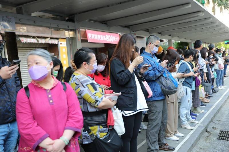 基隆市長謝國樑今天（10日）在長庚醫院站牌候車，準備搭乘搭乘國道客運9026C路線至南港轉運站，並聆聽民代及候車民眾建議；現場候車民眾仍是大排長龍。（圖為基隆市政府提供）