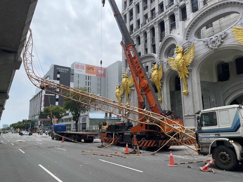 吊車吊掛鋼樑掉落，擊中行駛中的捷運列車。（中市新聞局提供）