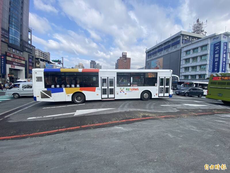 基隆市公車處共54條路線，每天1000餘班次、4萬多人次搭乘，但累計虧損已17億；基隆市議會今天針對公車處民營化問題討論，朝野議員看法兩極。（記者俞肇福攝）