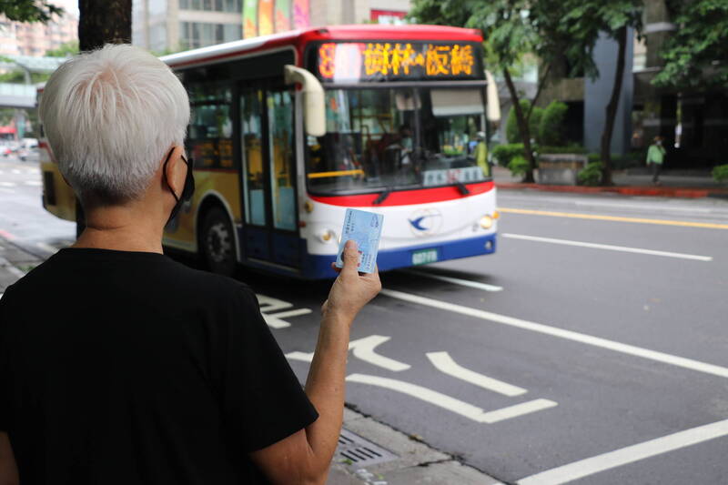 長者使用敬老卡搭大眾運輸示意圖。（新北社會局提供）