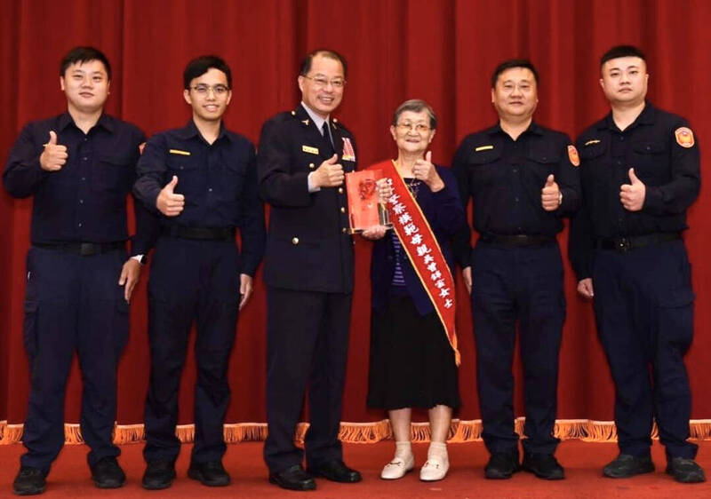 獲得全國警察模範母親的吳曾錦雲（右三）由她的次子吳俊祥（右二）和3位警察孫子陪同北上領獎，由警政署長黃明昭（左三）表揚。（吳俊祥提供）