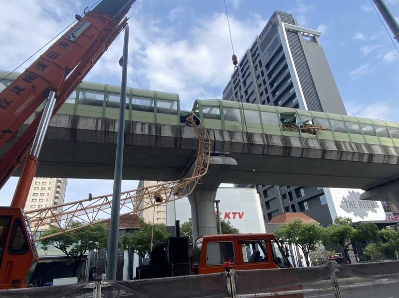 中市興富發建設建案今天吊掛鋼鎖斷裂造成吊臂掉落中捷軌道，中捷煞車不及撞上釀1死10傷。（市府提供）