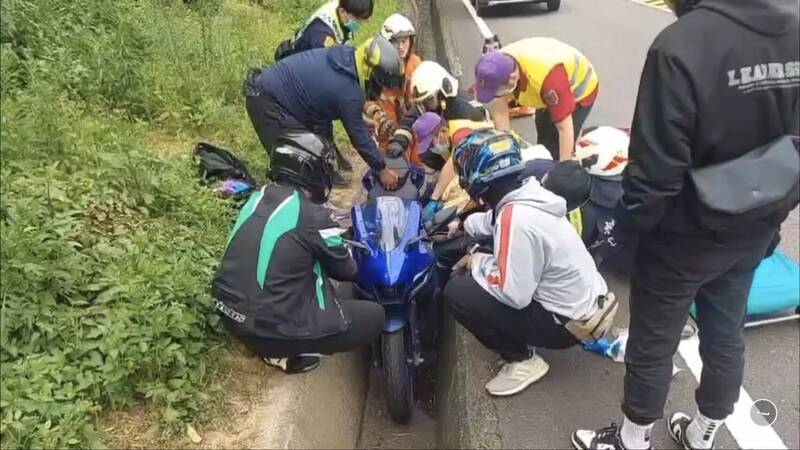 林姓女騎士行經台7乙線犁田人車慘卡邊溝動彈不得，消防員急「切」車進行救援。（民眾提供）