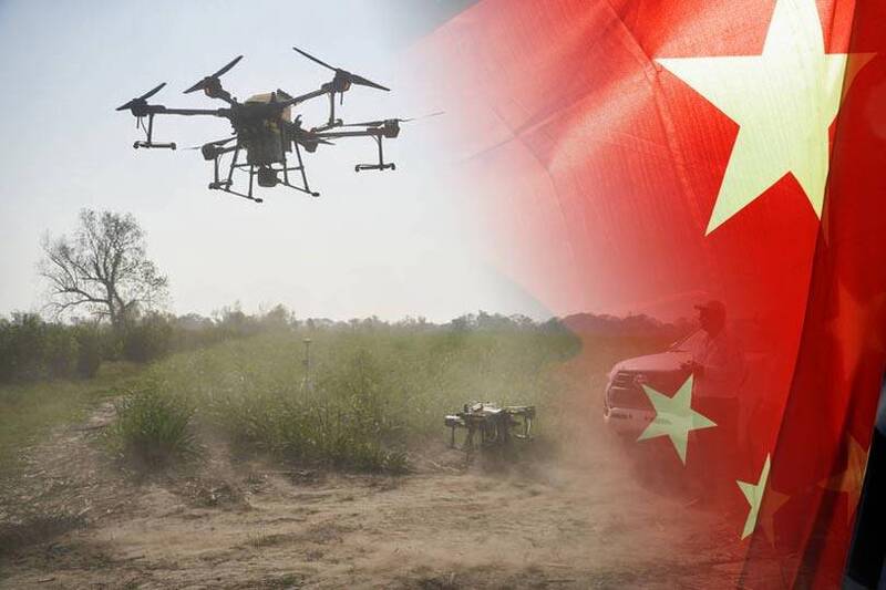 近日有中媒指稱土耳其測試中国無人機，意外發現無人機會自動遠離中国邊境。示意圖，圖為大疆無人機。（彭博、路透；本報合成）
