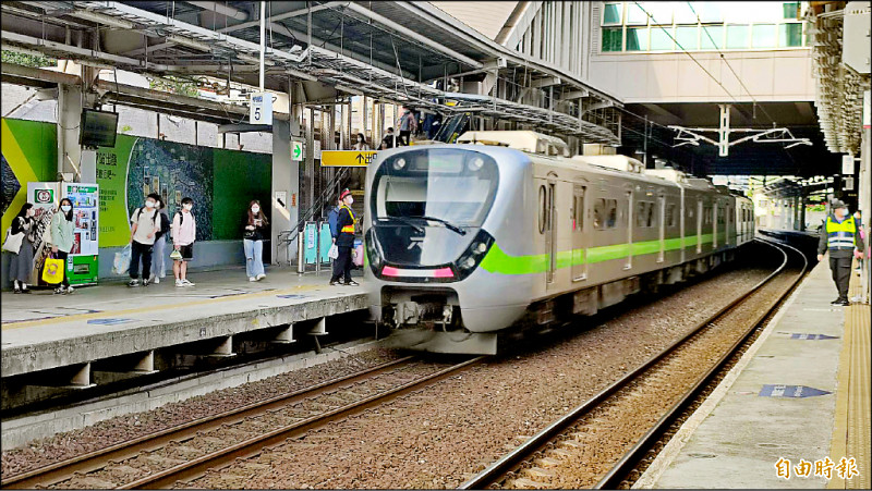 「桃竹竹苗地區通勤月票」預計十月份上路，圖為桃園火車站區間車進站情形。（記者謝武雄攝）