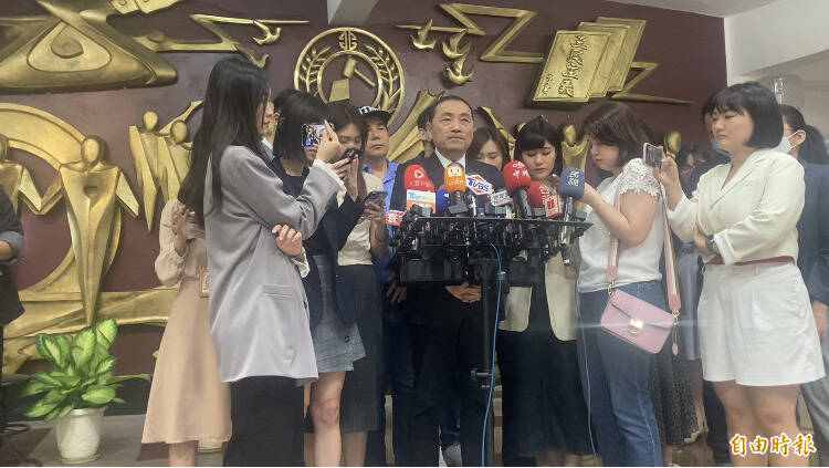 新北市昨天驚傳2起槍擊事件，新北市長侯友宜受訪表示，警方第一時間快速逮捕嫌犯，面對治安挑戰全力以赴，期待中央、地方一起合作。（記者闕敬倫攝）