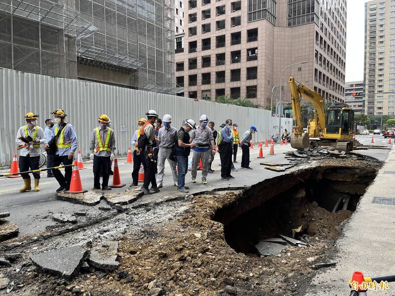 新竹縣政府強調，停止勘驗及核發使用執照足以讓建商重視其在豐采520所造成的工安事件，所受到的懲罰。（記者廖雪茹攝）