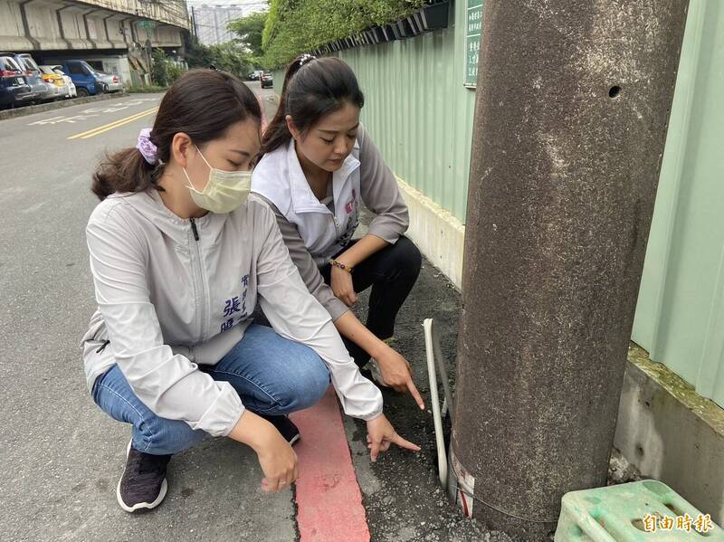 基隆百一街某工地前電桿嚴重下陷，造成周邊200多戶停電。（記者盧賢秀攝）