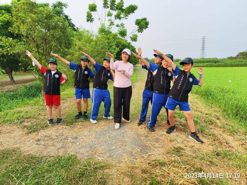 縣長周春米與環保局小小稽查員。(縣府提供) 縣長周春米與環保局小小稽查員。(縣府提供)