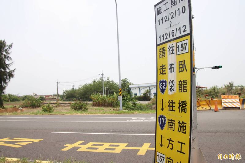 臥龍橋通車時間一延再延。（記者林宜樟攝）