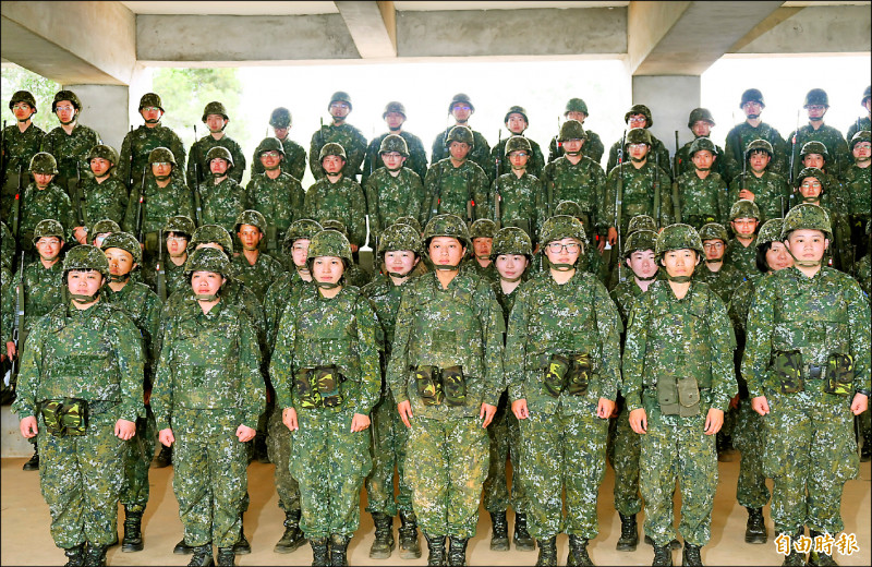 桃園市後備旅第二營教召首次納入女性後備軍人，昨進行第4天訓練，圖為官士兵合影。（記者田裕華攝）