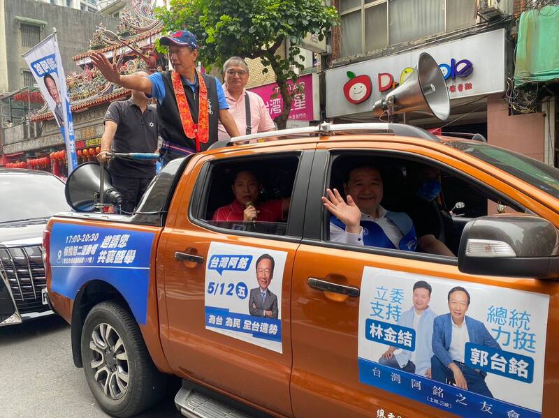 新北市議員林金結挺郭台銘選總統，今上午陪同郭台銘參加板橋慈惠宮起駕遶境儀式，晚上也會參加「阿銘之友會」活動。（林金結提供）