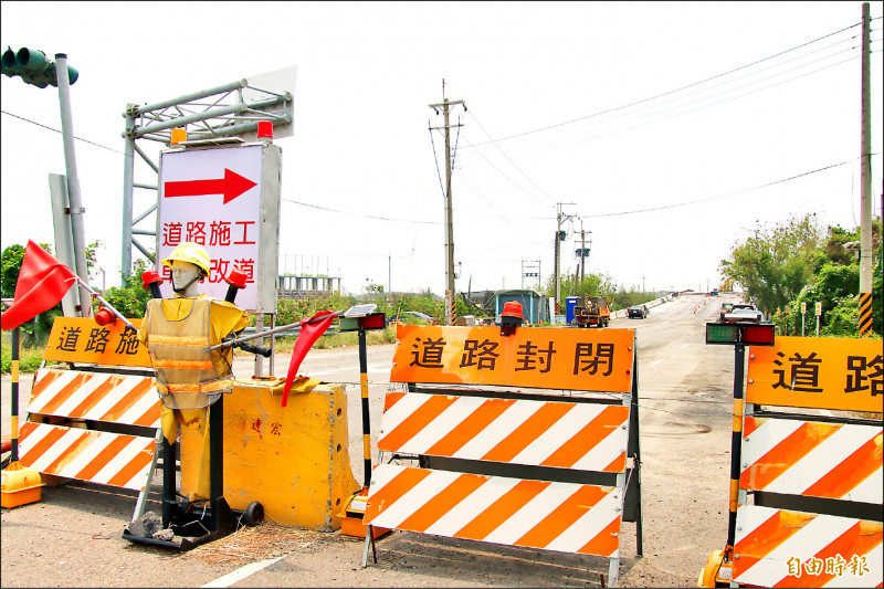 嘉義縣東石鄉臥龍橋改建工程，延期至六月十二日完工通車。
（記者林宜樟攝）