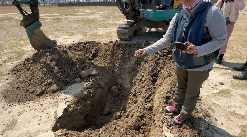 新竹市南寮漁港國際風箏賽場遭指控疑似有回填廢棄物，市府產發處與政風處開挖查無實證，後續將訂維管巡檢制度。（市府提供）