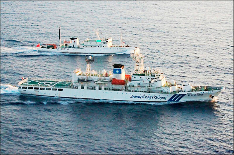 圖為日本海上保安廳巡邏艦（下）在釣魚台海域驅趕中國海警船（上）。（路透資料照）