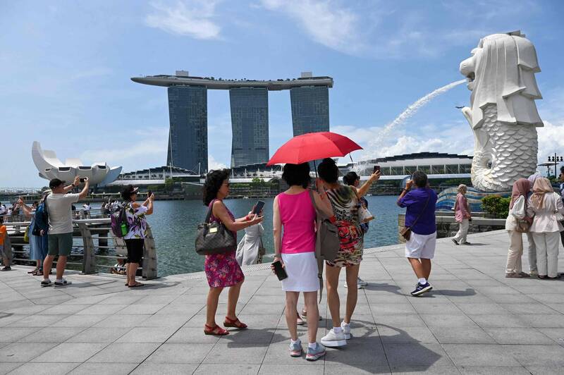 新加坡13日测到摄氏37度高温，追平星国最高温纪录。图为新加坡地标金沙酒店与鱼尾狮雕像。（法新社资料照）(photo:LTN)
