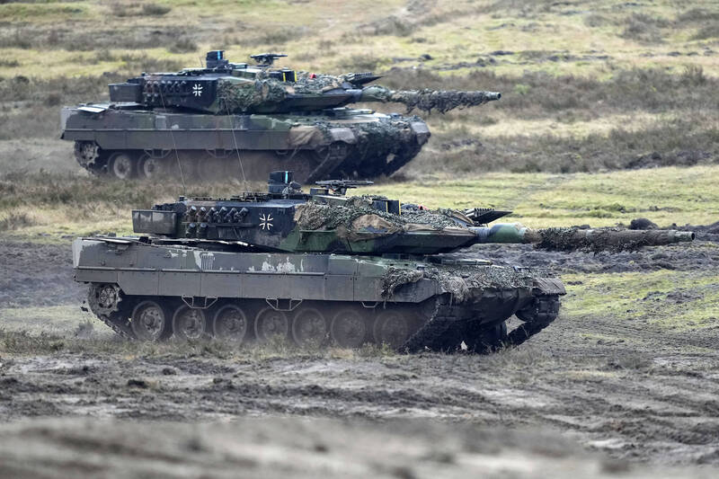 德国国防部宣布准备向乌克兰提供价值27亿欧元的新一批武器援助，包括30辆豹式（Leopard）战车。（美联社）(photo:LTN)
