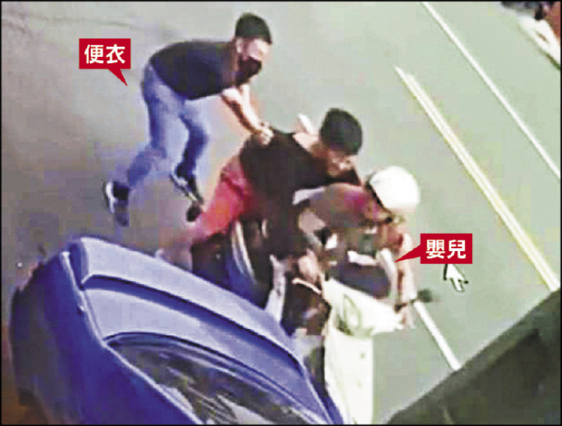 林姓詐團首腦不顧騎士胸前背著嬰兒，要強搶機車，後方便衣員警趕緊從後方將嫌犯拉下車。（民眾提供）