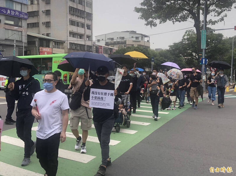 「行人安全大富翁」台中場在曾發生母嬰遭轉彎公車撞死的英才路、學士路口舉行，不少民眾自發性出來響應。（記者許國楨攝）