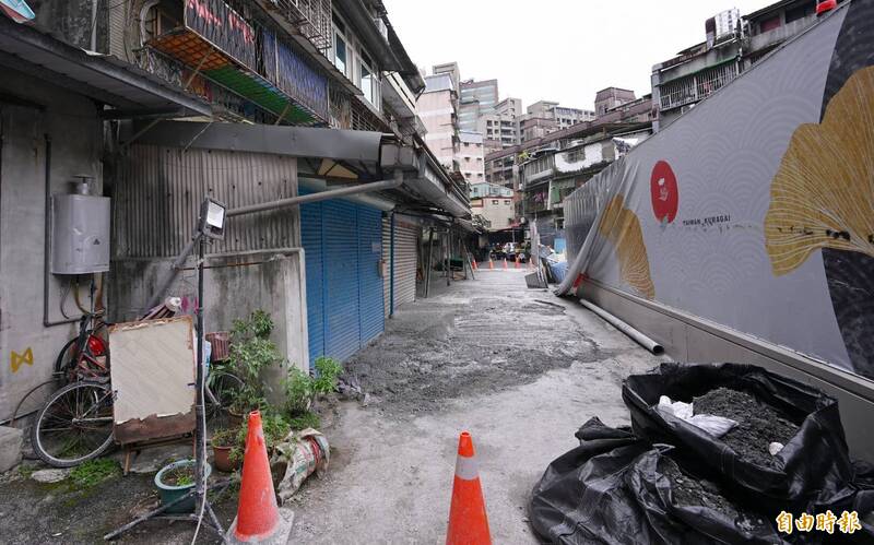 基地內採填砂灌水以平衡水壓，至昨晚間11時道路下陷處已初步填補完成，趨於穩定，基地內仍監督持續進行基地內灌水。（記者方賓照攝）