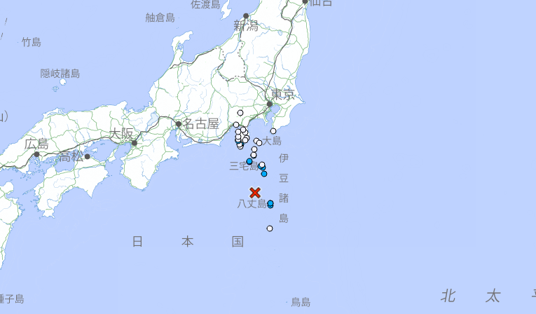 日本東京南部伊豆群島八丈島海域，在1小時內發生芮氏規模5.6、5.9、5.3地震。圖為下午5時12分（台灣時間4時12分）規模5.6地震。（圖擷自日本氣象廳網站）