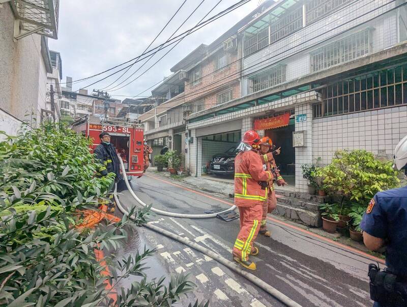 消防隊員趕抵現場進行搶救。（記者吳昇儒翻攝）