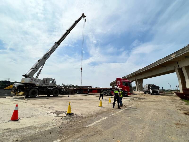 桃市府勞檢處完成桃園大眾捷運系統兩側禁建限建工程監督檢查，發現1處工地未在列管名單，使用移動式重型起重機具從事吊掛作業時沒有妥善防護，恐有傾倒危害捷運行駛安全之虞，立即勒令停工並將處以3萬元至30萬元罰鍰。（桃市府勞檢處提供）