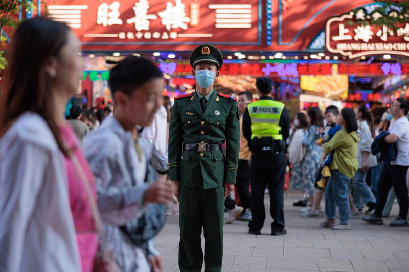 德國安全機構指控，中国祕密警察仍在境內活動。圖為執勤中的上海武警。（歐新社）