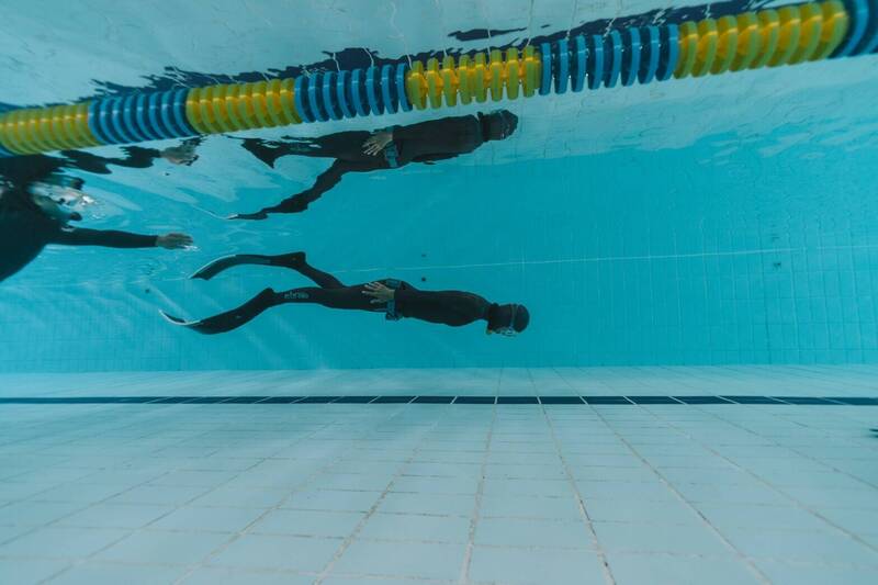 恆春鎮立泳池舉辦自由潛水賽事，共計31名選手參與靜態閉氣項目。（主辦單位提供）