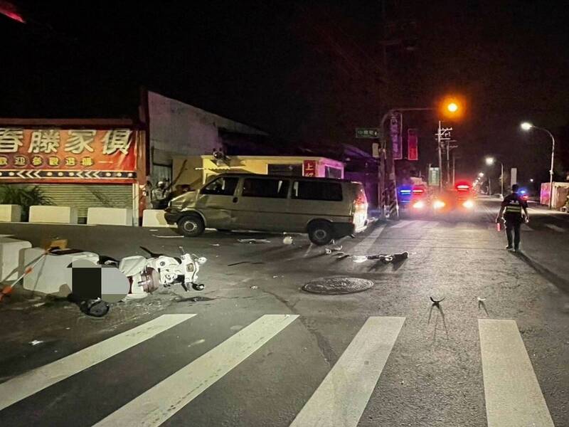 花壇鄉中橋街與花南路口發生機車與廂型車碰撞車禍，女騎士送醫傷重不治，員警現場處理事故。（警方提供）