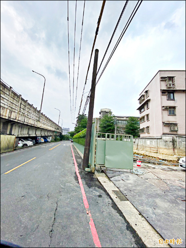 基隆市七堵區百一街一處建案旁電桿日前嚴重下陷，基市府昨勒令業者停工。（檔案照，記者盧賢秀攝）