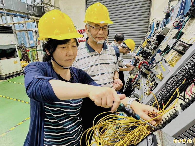 王月雲毅然決然去參加勞動部勞動力發展署桃竹苗分署辦理的在職進修課程，總共考取4張專業證照，也為自己取得晉升主管的機會。（記者陳恩惠攝）